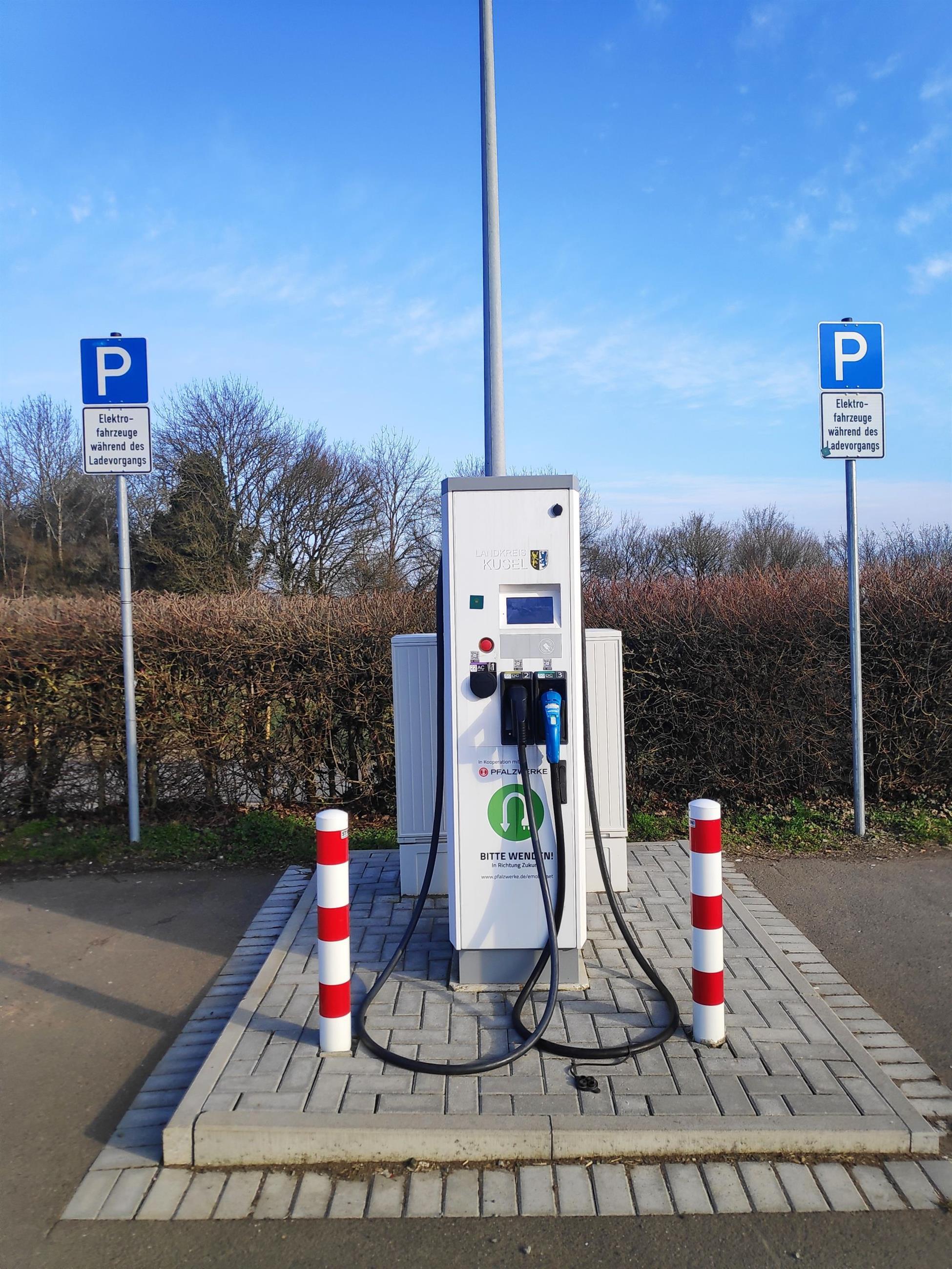 E-Ladesäule für Elektroautos, Burg Lichtenberg | Pfalz.de