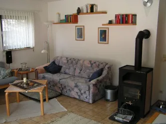 Wohn-Essbereich mit Holzofen Ferienwohnung Waldbli (© Thomas Schütze)
