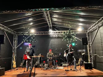 Band auf der Weihnachtsmarktbühne