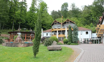 Schlosshotel Außenansicht_Bemme_deskline (© Tourist-Info VG Landstuhl/Bemme)