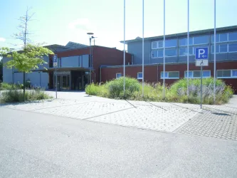 Kandel -Bienwaldhalle-barrierfreie Parkplätze