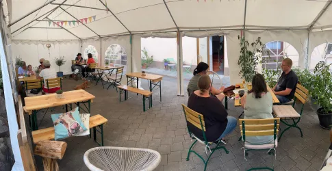 Hofcafebesucher auf der Terrasse