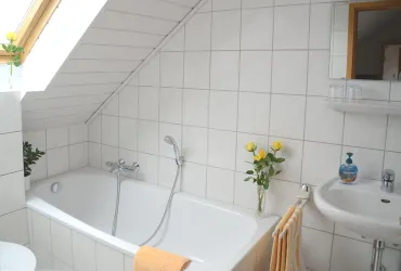 Badezimmer mit Badewanne (© Gästehaus Boller)