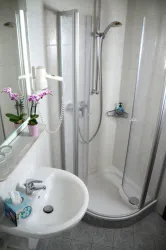 Badezimmer mit Dusche 2 (© Gästehaus Boller)