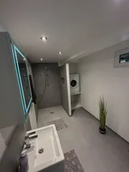 Badezimmer mit begehbarer Dusche