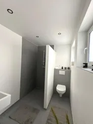 Badezimmer mit begehbarer Dusche
