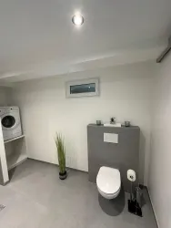 Badezimmer mit  Waschmaschine