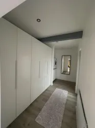 Begehbarer Kleiderschrank mit Einbauschränken