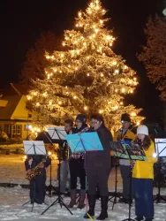 Heltersberg leuchtend mit Musiker