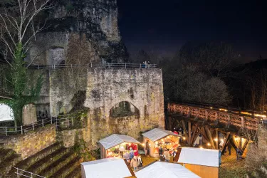 Weihnachtsmarkt vor der Burgruine