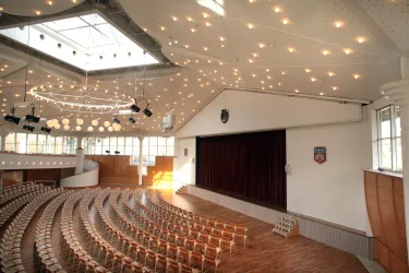 Stadthalle Bühnenansicht (© B.Hoff)