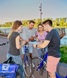 Gruppe mit Rad am Rhein