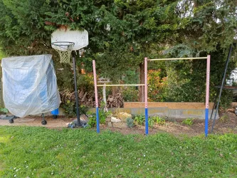 großer Garten, Reckstangen, Basketball Korb, Tisch