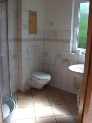 Sanitärraum EG mit Dusche und Duschtasse