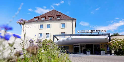 Eingang Kurpark-Hotel (© Kurpark-Hotel Bad Dürkheim und Melanie Hubach)