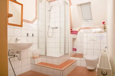 Bad mit Dusche und WC