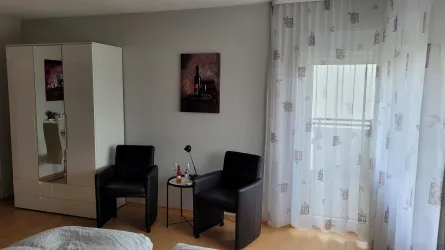 Sitzecke mit Lederstühlen