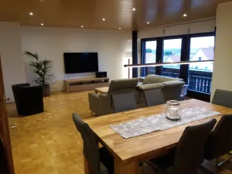 Wohnzimmer mit Essbereich