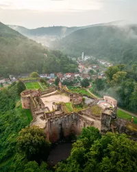 Die Ruine liegt direkt am Pfälzerwald