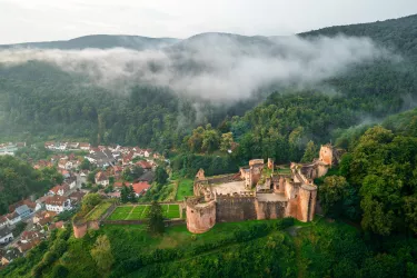 Die Ruine mit dem gleichnamigen Ortsteil