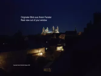 Blick auf den Dom und die Stadtmauer bei Nacht.