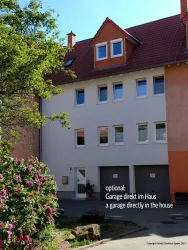 Außenansicht mit abschließbarer Garage im Haus.