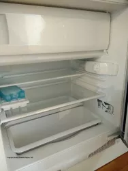 Kühlschrank mit kleinem Gefrierfach (-18°C).