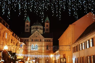 Weihnachts- und Neujahrsmarkt Speyer Blick zum Dom (© Stadt Speyer)