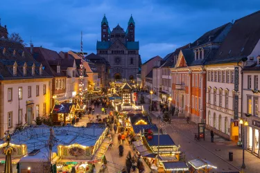 Blick von oben auf den Weihnachtsmarkt (© Pfalz Touristik, Heimatlichter GmbH)