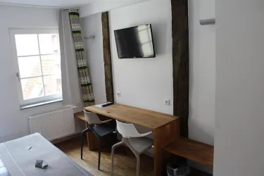 Schreibtisch/Fernseher