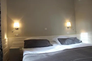 Hauptschlafzimmer mit Queensize Bett