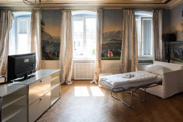 Wohnbereich mit ausgeklapptem Schlafsessel
