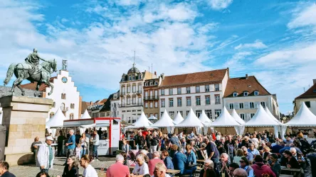 Rathausplatz mit Reiter