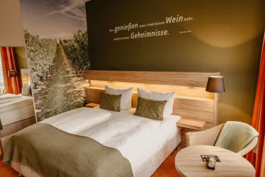 Bett Komfortzimmer (© Parkhotel Landau, Fotografin Rieke Viertel)