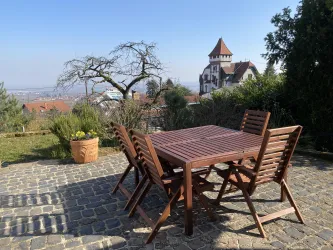 Sonnige Terrasse mit Esstisch für 8 Personen
