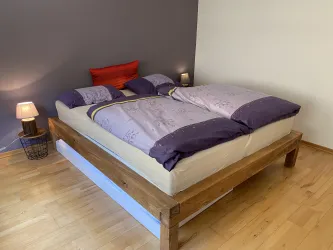 Schlafzimmer zum Wald mit Massivholzbett