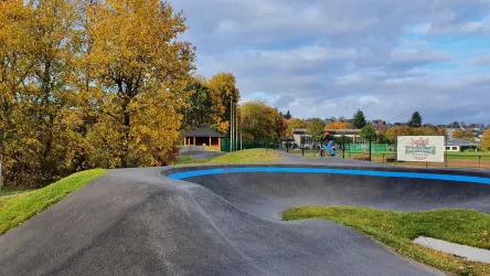 Biker auf Pumptrack-Parcours