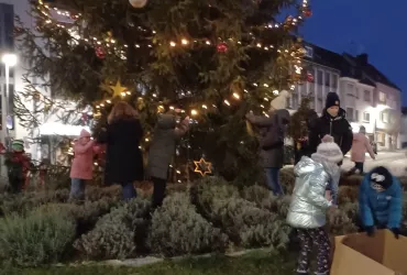 Christbaumschmücken durch die Kinder