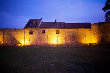 Stadtmauer beleuchtet (© Tourist Information Wachenheim)