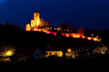 Burg rosa (© Tourist Information Wachenheim)