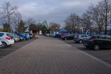 Parkplatz, Blick zur St. Edith-Stein Kirche