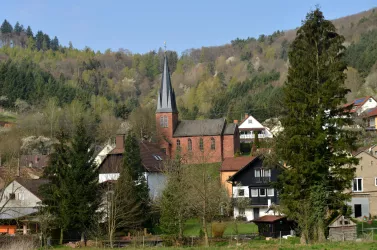 Ortsansicht mit Kirche (© Verein SÜW Annweiler am Trifels, Axel Brachat)