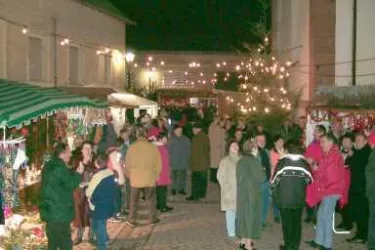 Weihnachtsmarkt um die evangelische Kirche