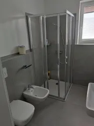 Badezimmer mit Dusche