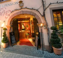 Eingang Hotel am Abend
