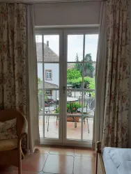 Zimmer im Erdgeschoss mit Balkon