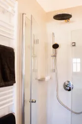 Dusche (© Dimitri und Katharine Nazarenus)