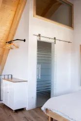 Schlafbereich mit Zugang zum Badezimmer (© Dimitri und Katharine Nazarenus)