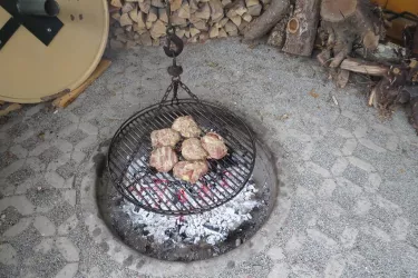 Schwenkgrill im Grillpavillon