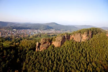 Blick auf das Hochsteinmassiv bei Dahn (© Kurt Groß)